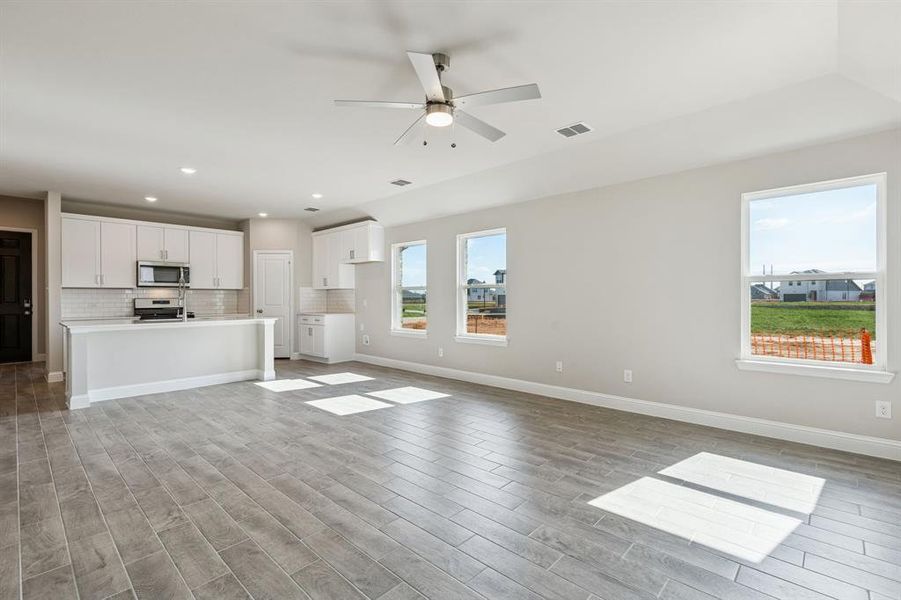 Spacious, unfurnished interior of a new home in Venetian, Weston (Image 16).
