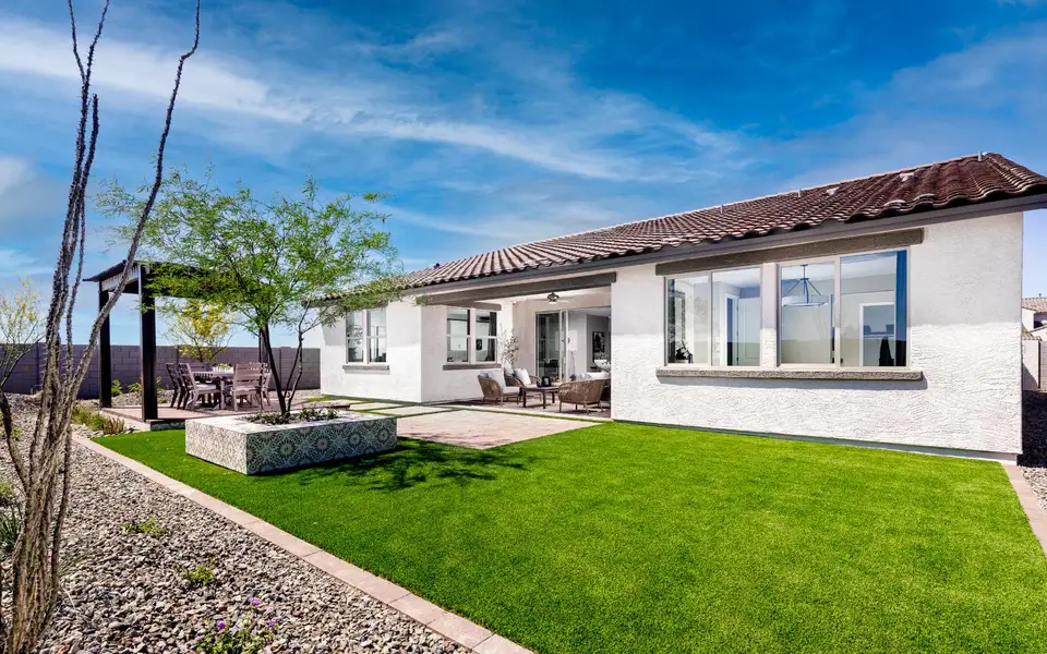 Exterior details and patio area of a home in Alamar, Avondale (Image 4).