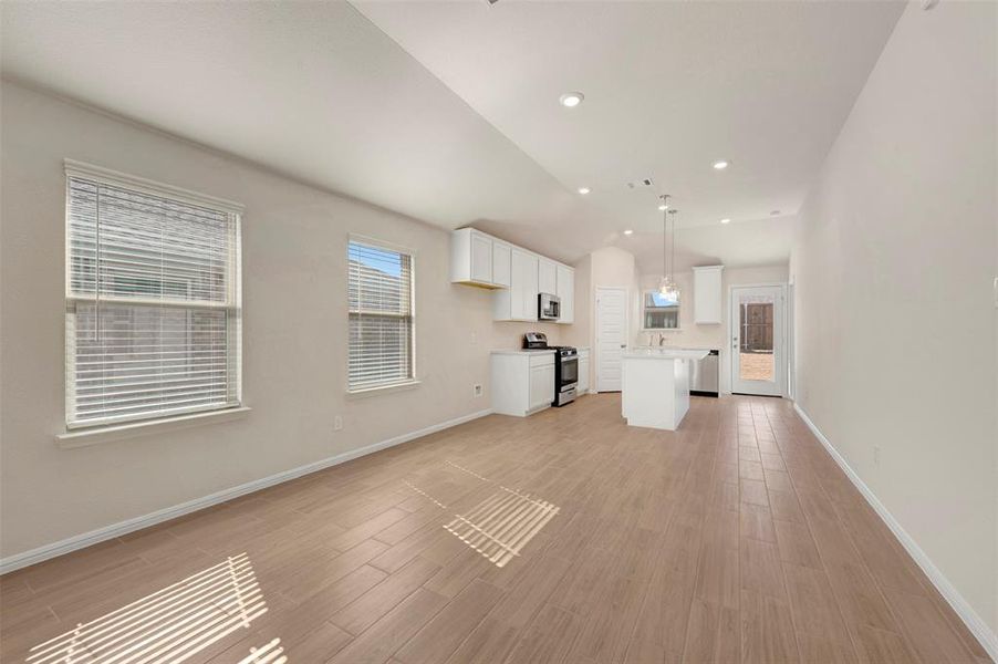 Spacious, unfurnished interior of a new home in Mobberly Farms, Pilot Point (Image 27).