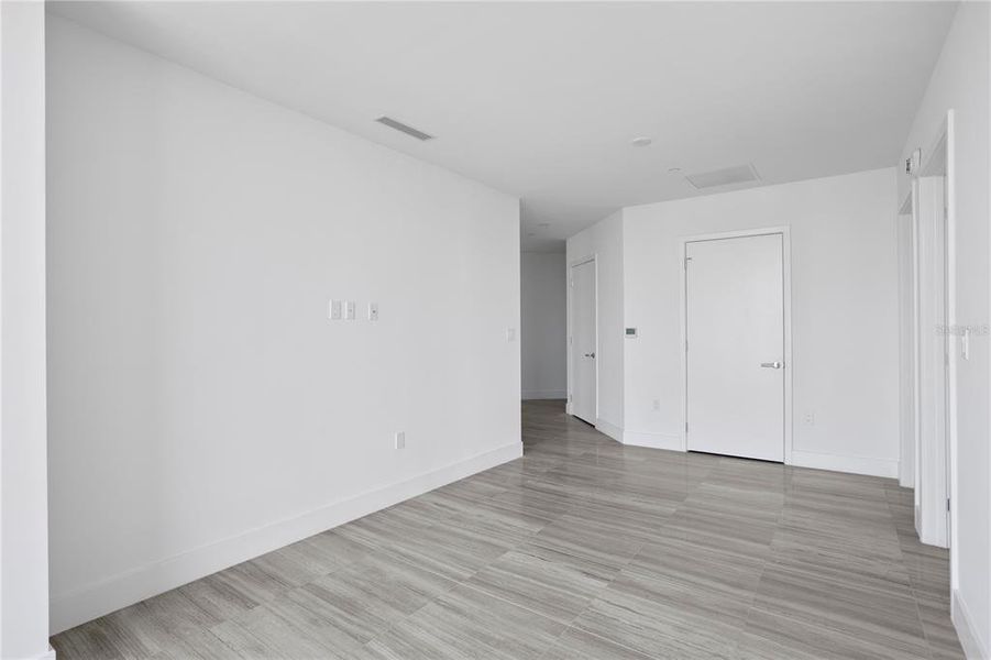 Spacious, unfurnished interior of a new home in , Tampa (Image 33).