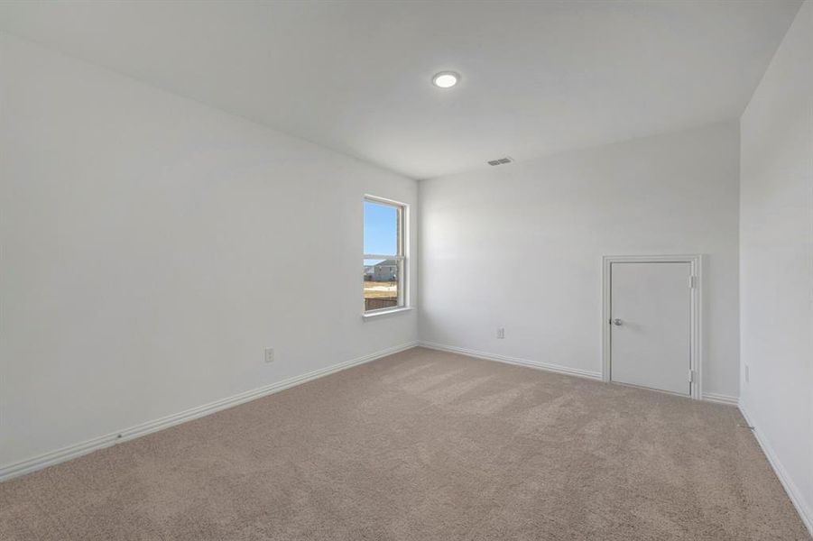 Spacious, unfurnished interior of a new home in Lily Creek at Sutton Fields, Aubrey (Image 33).