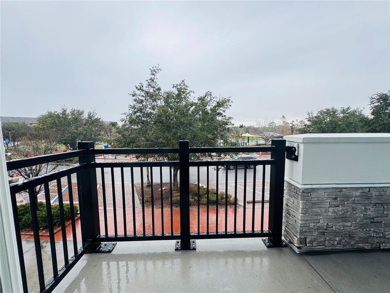 Exterior details and patio area of a home in , Oviedo (Image 21).