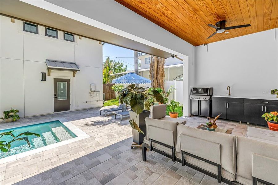 Exterior details and patio area of a home in , St. Petersburg (Image 25).