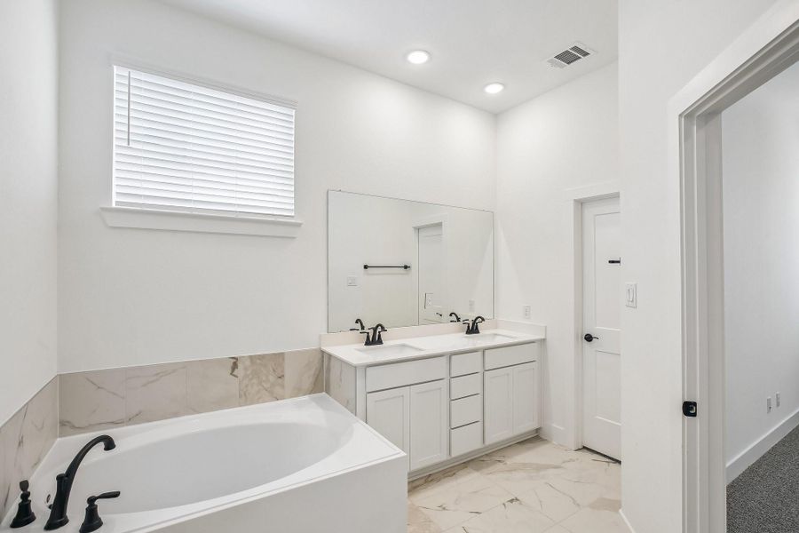 Furnished interior view inside a new home in Sienna 45', Missouri City (Image 28).