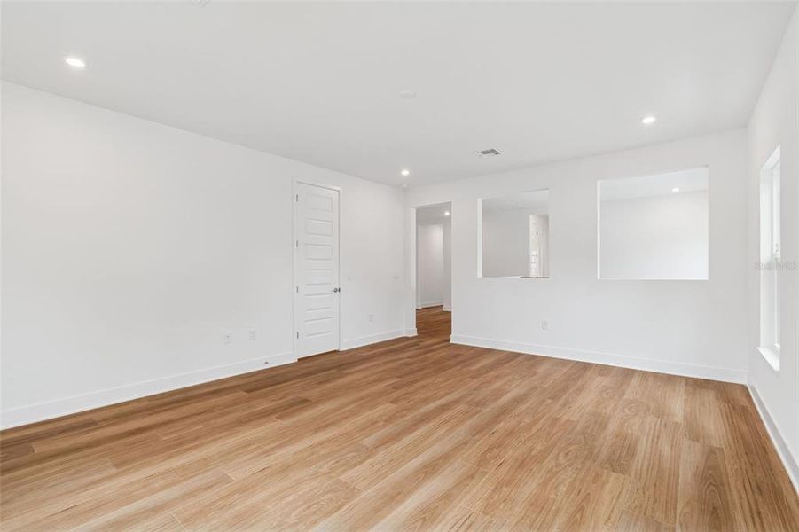 Spacious, unfurnished interior of a new home in , Tampa (Image 34).