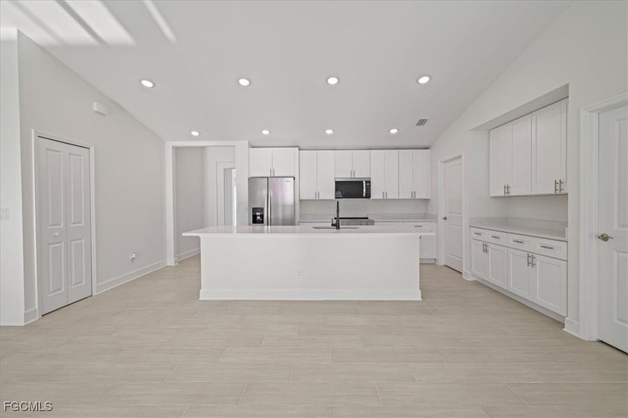Spacious, unfurnished interior of a new home in Cape Coral, Cape Coral (Image 15).
