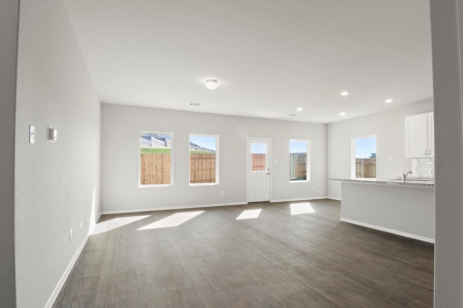 Spacious, unfurnished interior of a new home in Cloverleaf, Austin (Image 17).