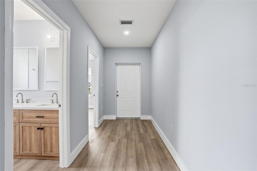 Spacious, unfurnished interior of a new home in , Cape Coral (Image 28).