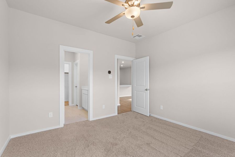 Spacious, unfurnished interior of a new home in Laurel Landing, Alvin (Image 22).