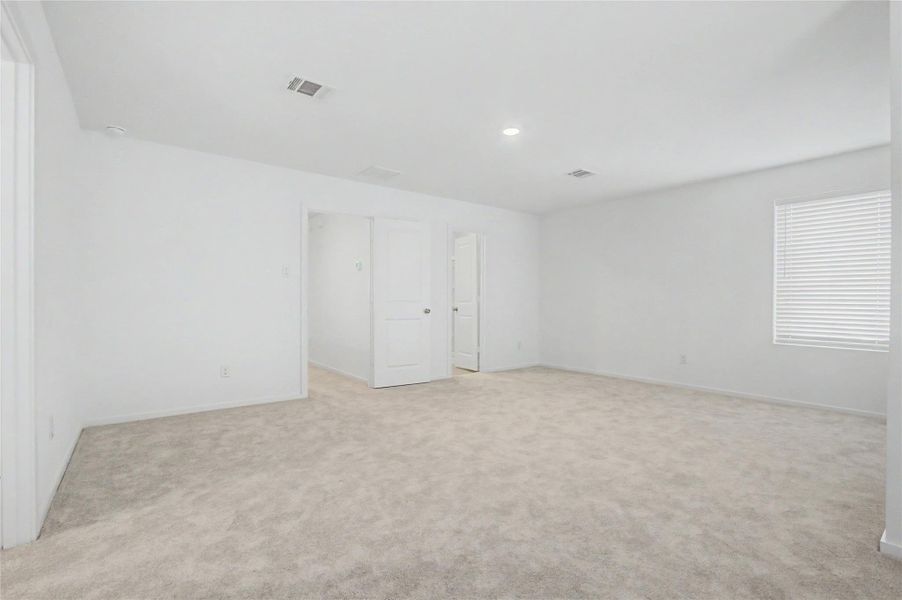 Spacious, unfurnished interior of a new home in Sunterra, Katy (Image 27).