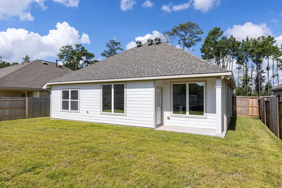 Exterior details and patio area of a home in Ladera Creek, Conroe (Image 8).