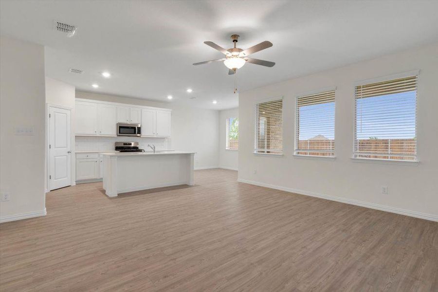 Spacious, unfurnished interior of a new home in , Anna (Image 27).