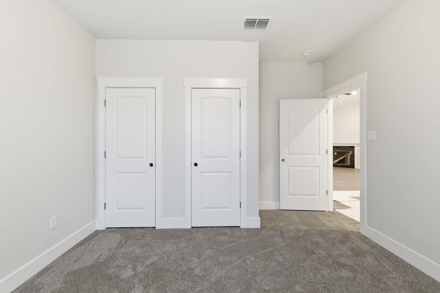 Spacious, unfurnished interior of a new home in Las Palomas Country Club Estates, La Vernia (Image 32).