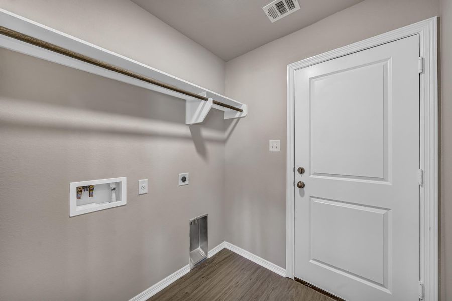 **Photos are sample photos of similar plan. Colors and features might vary**