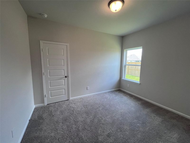 Spacious, unfurnished interior of a new home in Sierra Vista, Iowa Colony (Image 8).