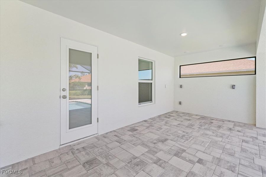 Spacious, unfurnished interior of a new home in Cape Coral, Cape Coral (Image 31).