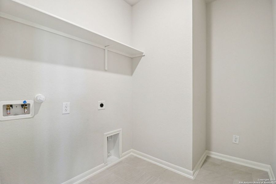 Spacious, unfurnished interior of a new home in Arcadia Ridge - Premier Series, San Antonio (Image 18).