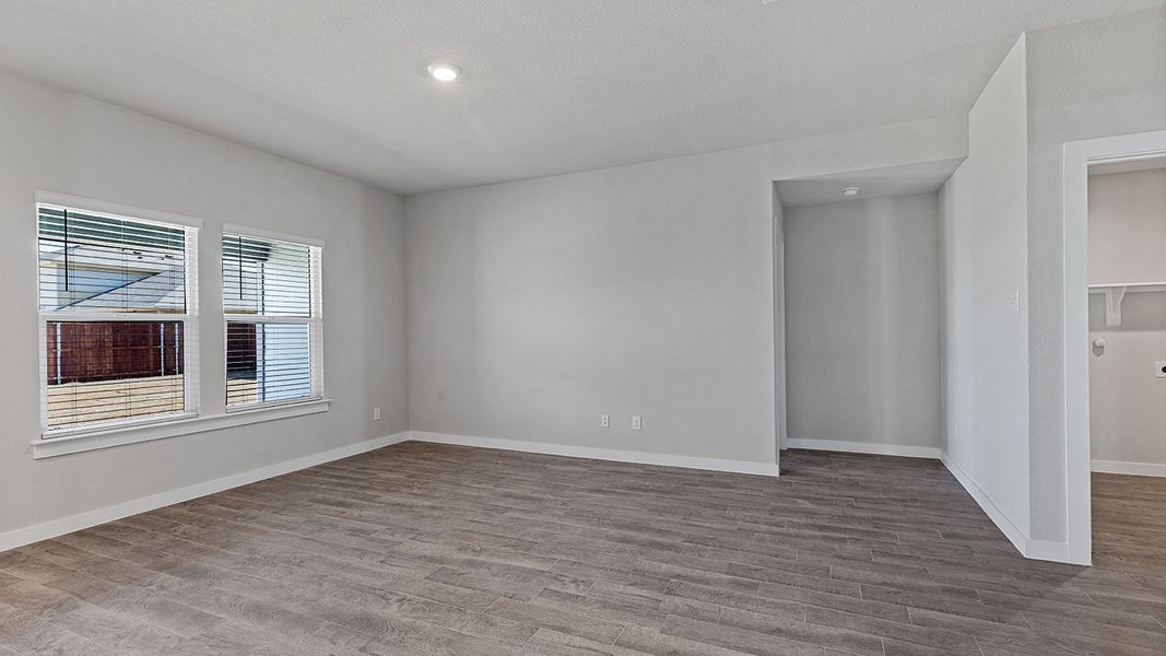 Spacious, unfurnished interior of a new home in Eagle Creek, Denton (Image 14).