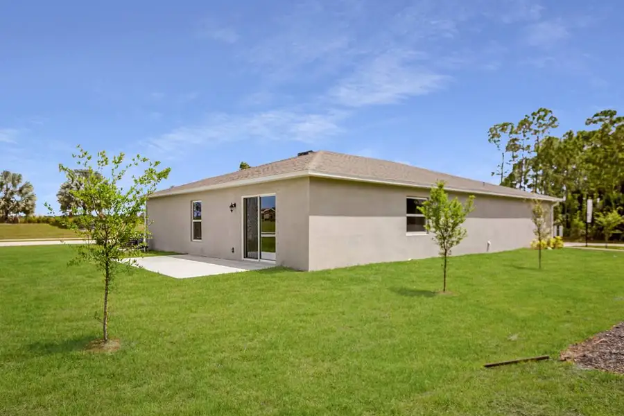 Exterior details and patio area of a home in Citrus Springs, Citrus Springs (Image 4).