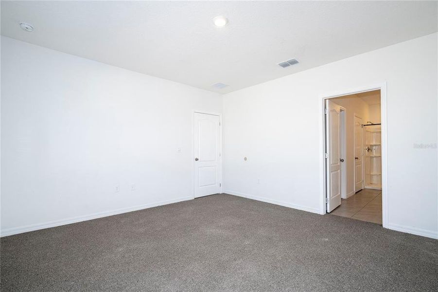 Spacious, unfurnished interior of a new home in Astonia, Davenport (Image 55).