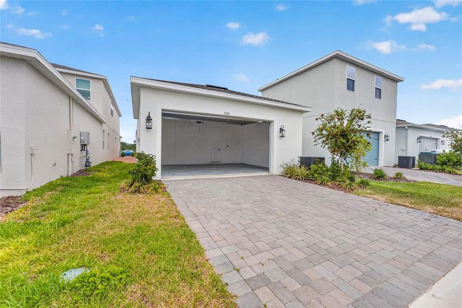 Exterior details and patio area of a home in , Winter Garden (Image 25).