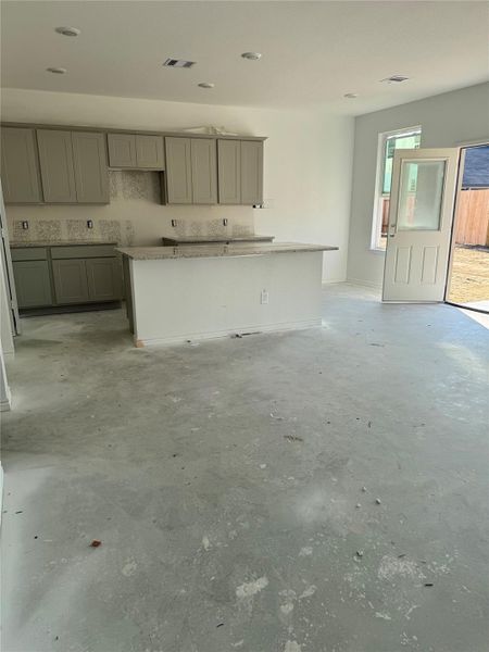 Spacious, unfurnished interior of a new home in , Dayton (Image 8).