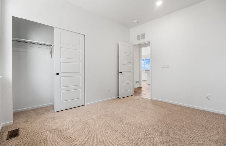 Spacious, unfurnished interior of a new home in Wolf Creek Run West, Strasburg (Image 31).