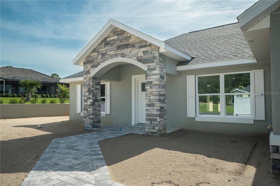 Exterior details and patio area of a home in , Dunnellon (Image 3).