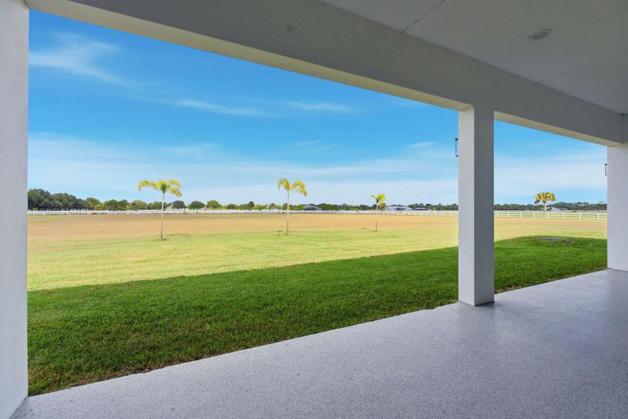 Exterior details and patio area of a home in , Fort Pierce (Image 1).