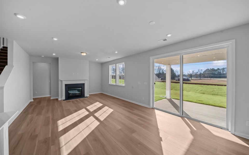 Spacious, unfurnished interior of a new home in Fox Hollow, Spartanburg (Image 18).