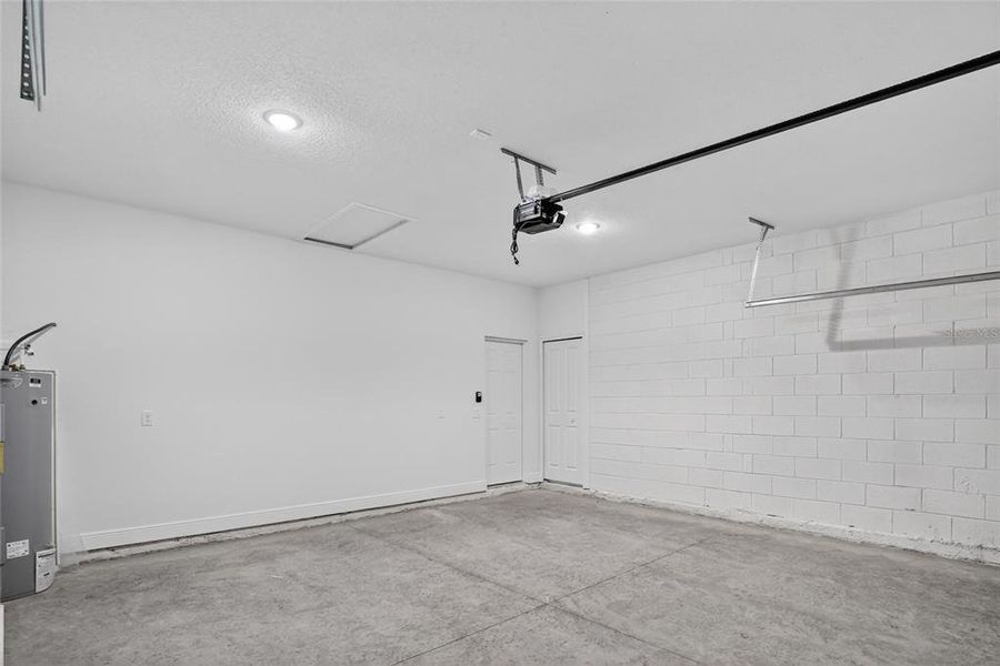 Spacious, unfurnished interior of a new home in , Citrus Springs (Image 23).