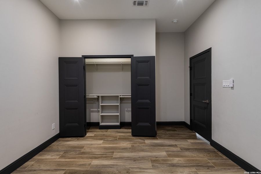 Spacious, unfurnished interior of a new home in , Eagle Pass (Image 24).