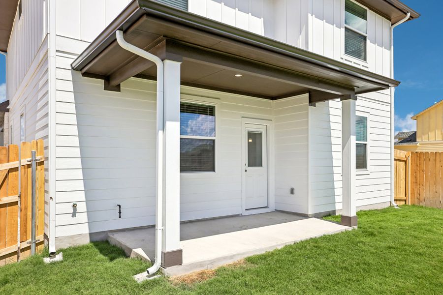Exterior details and patio area of a home in Porter Country, Buda (Image 3).