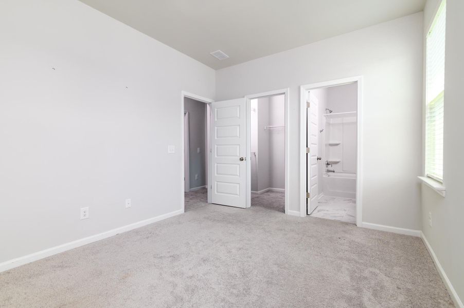 Spacious, unfurnished interior of a new home in , Summerville (Image 36).