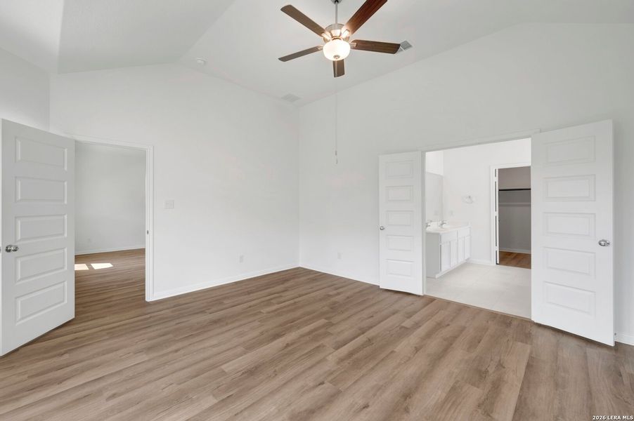 Spacious, unfurnished interior of a new home in Mesquite Ridge, San Antonio (Image 33).