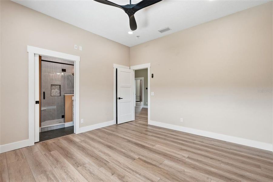 Spacious, unfurnished interior of a new home in , Arcadia (Image 39).