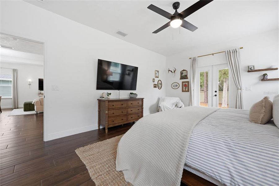 Furnished interior view inside a new home in , Gainesville (Image 40).