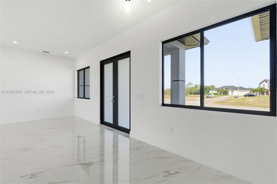 Spacious, unfurnished interior of a new home in , Cape Coral (Image 24).