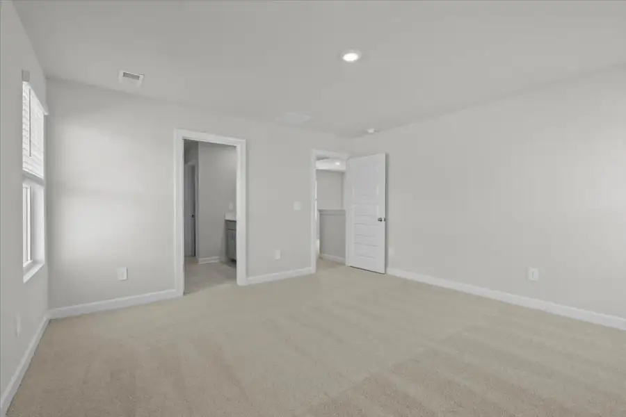 Spacious, unfurnished interior of a new home in Creek Ridge - Heritage Collection, Spartanburg (Image 16).