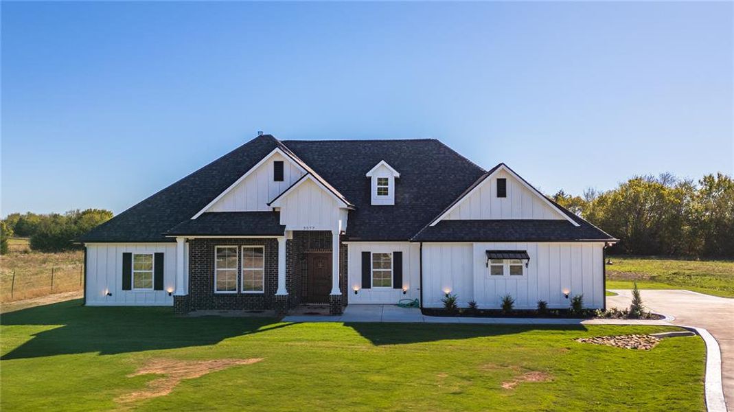 Modern farmhouse featuring a front yard