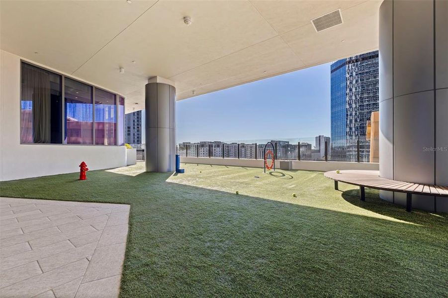 Exterior details and patio area of a home in , St. Petersburg (Image 25).