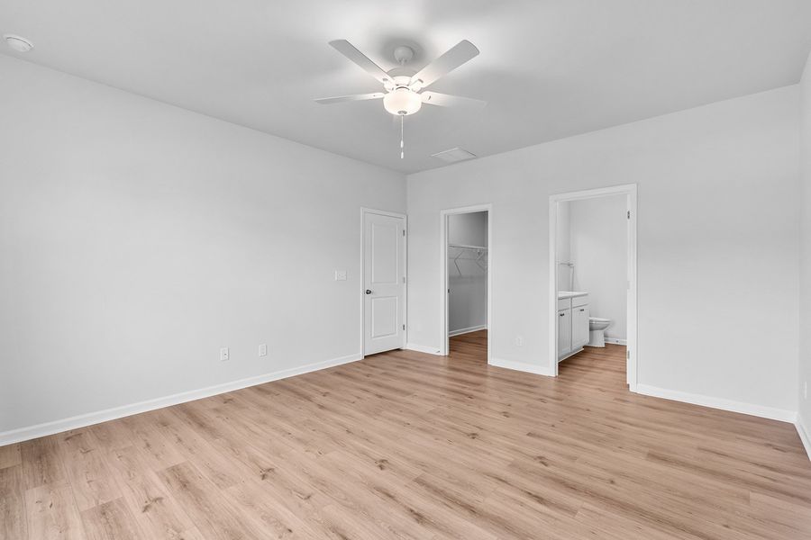Spacious, unfurnished interior of a new home in Hanes Lake, Winston-Salem (Image 25).