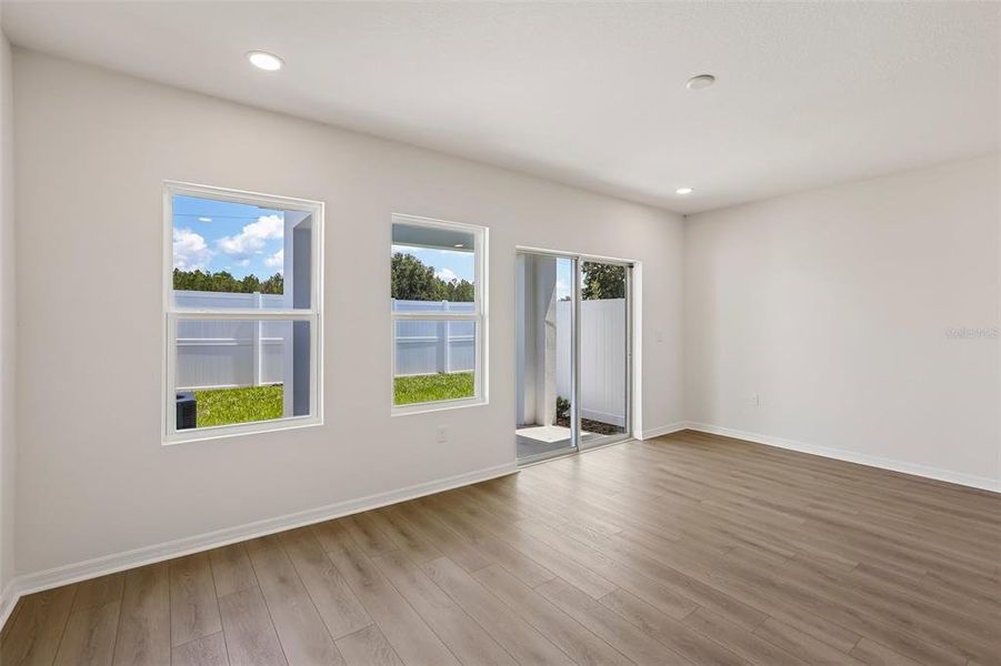 Spacious, unfurnished interior of a new home in Twin Oaks, Zephyrhills (Image 14).