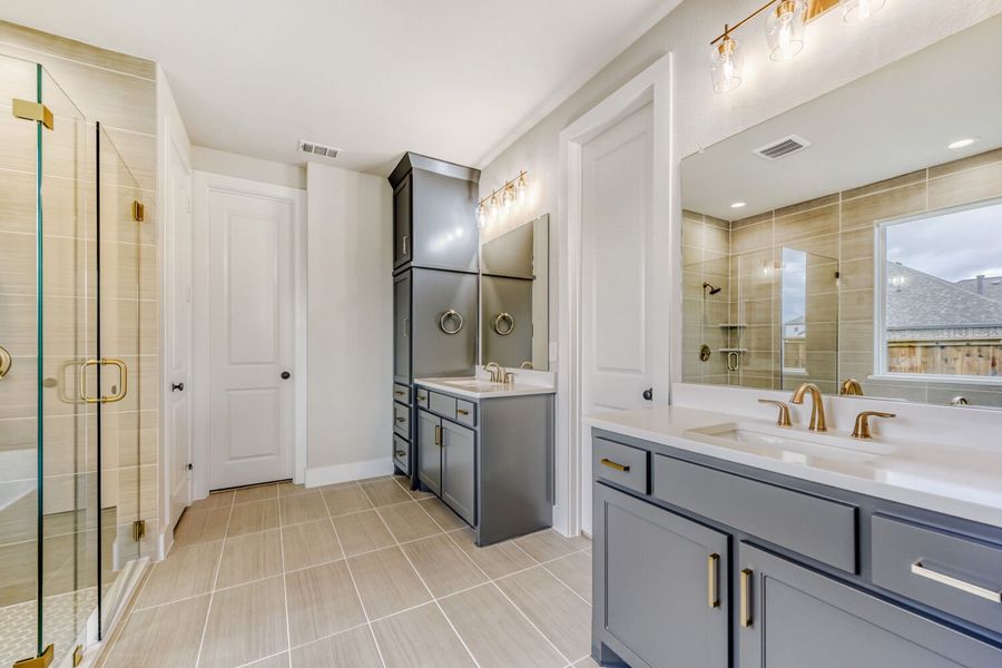 807 Open Range - Primary Bathroom