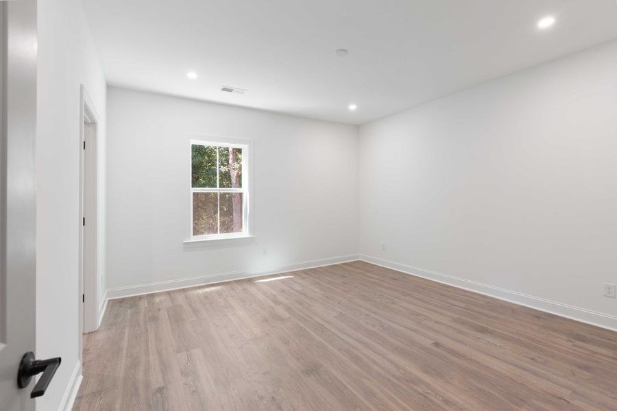 Spacious, unfurnished interior of a new home in Hayes Park, Johns Island (Image 18).