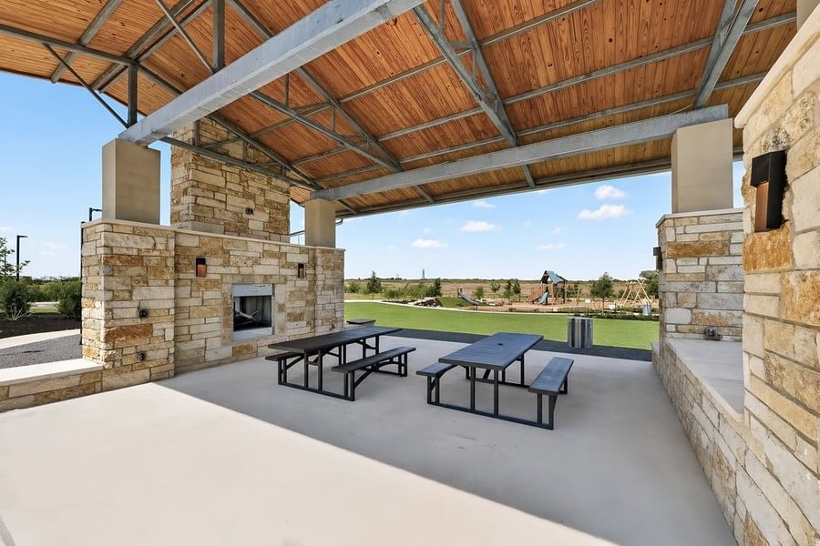 Community amenities in Longview, Del Valle (Image 10).