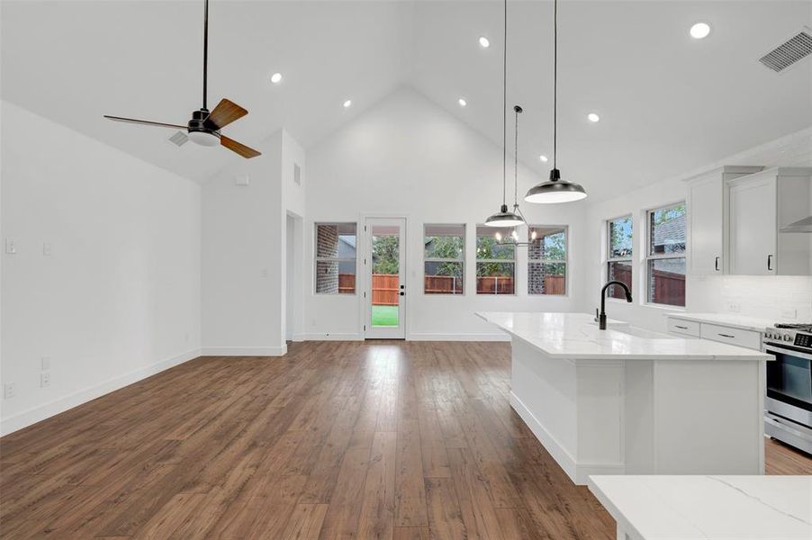 Spacious, unfurnished interior of a new home in Heritage Ranch, Sherman (Image 12).