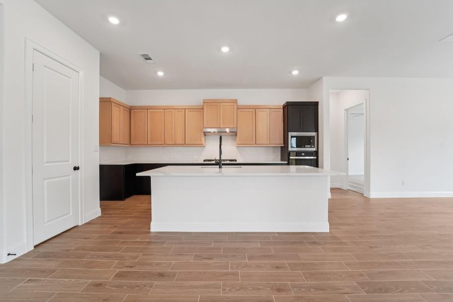 Furnished interior view inside a new home in Evergreen 55', Conroe (Image 11).