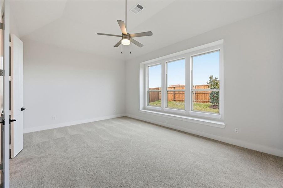 Spacious, unfurnished interior of a new home in Ridge Crossing, Waxahachie (Image 21).