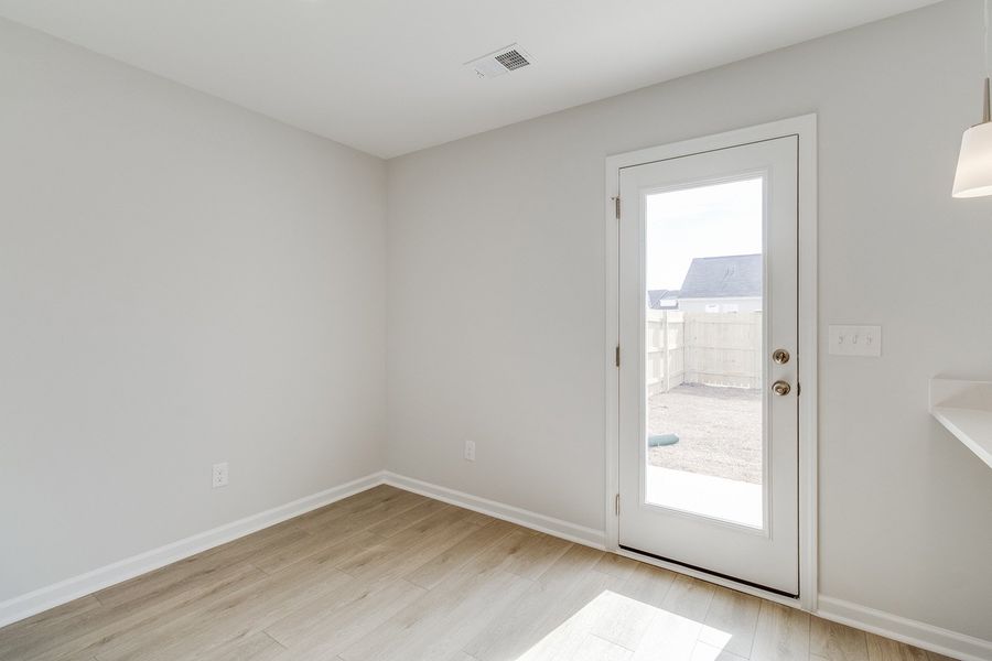 Spacious, unfurnished interior of a new home in Astoria, Columbia (Image 17).